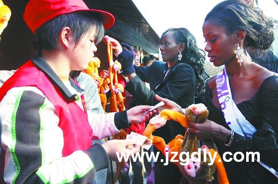 国际旅游小姐购买旅游纪念品