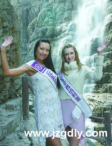 国际旅游小姐在云台瀑布前合影